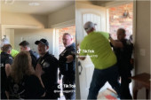 Otac sinu probušio uši, pa mu policija zakucala na vrata i odvukla ga iz kuće (VIDEO)