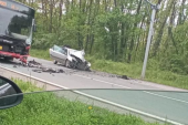 Vozač Citroena skrenuo u suprotnu traku i zakucao se u autobus: Svedoci događaja otkrivaju detalje saobraćajke u Lipovačkoj šumi (VIDEO)