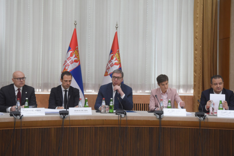 Predsednik Vučić i članovi Vlade će se obratiti javnosti u 10.30 sati!