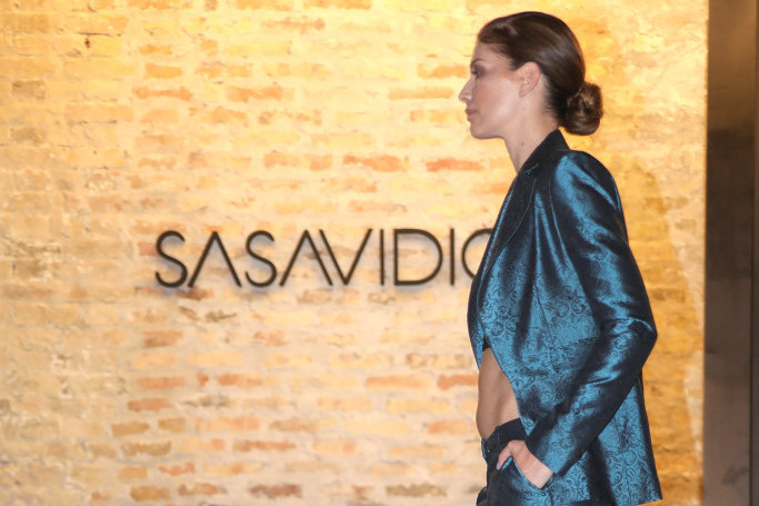 Saša Vidić u modu vratio petokraku, a njega su volele zvezde: Ova glumica prva nosila njegovu haljinu na premijeri kultnog domaćeg filma