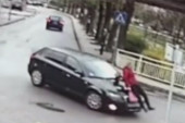 Jeziva saobraćajna nezgoda u Prijepolju: Vozač audija pokosio ženu nasred ulice pa pobegao (VIDEO)