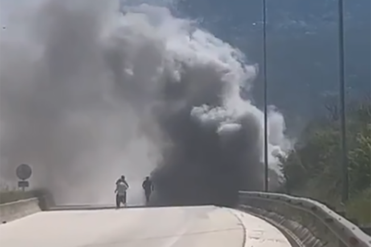 Detalji nesreće u Grčkoj: Poznat razlog zbog kojeg se zapalio autobus sa niškim maturantima; Agencija: Nije bilo dramatično (VIDEO)