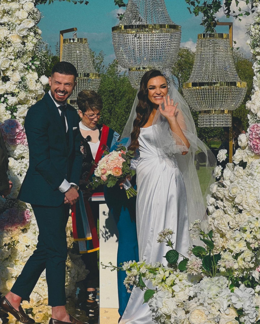 Tamara Milutinović se udala, pa saznala pol bebe: Avion im preleteo iznad glave, pevačica i fudbaler počeli da skaču od sreće (FOTO/VIDEO)