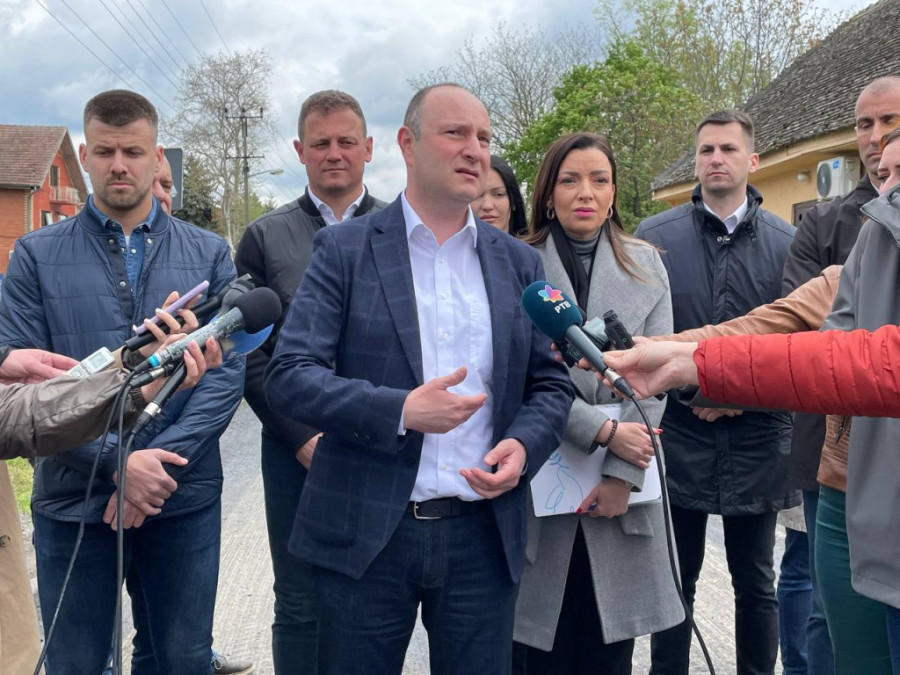 U Čenej uloženo milijardu i 600  miliona: Milan Đurić - "Danas završavamo deo radova, u novo igralište uloženo tri miliona dinara" (FOTO)