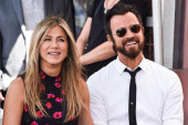 Dženifer Aniston uslikana u zagrljaju bivšeg muža: Razveli su se pre pet godina, sad viđeni zajedno na večeri (FOTO)