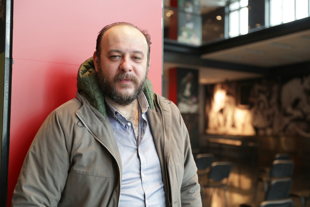 Zbog ovih fotki svi se pitaju šta se dešava sa Ljubom Bandovićem: Pojavio se na festivalu ćelav i znatno mršaviji