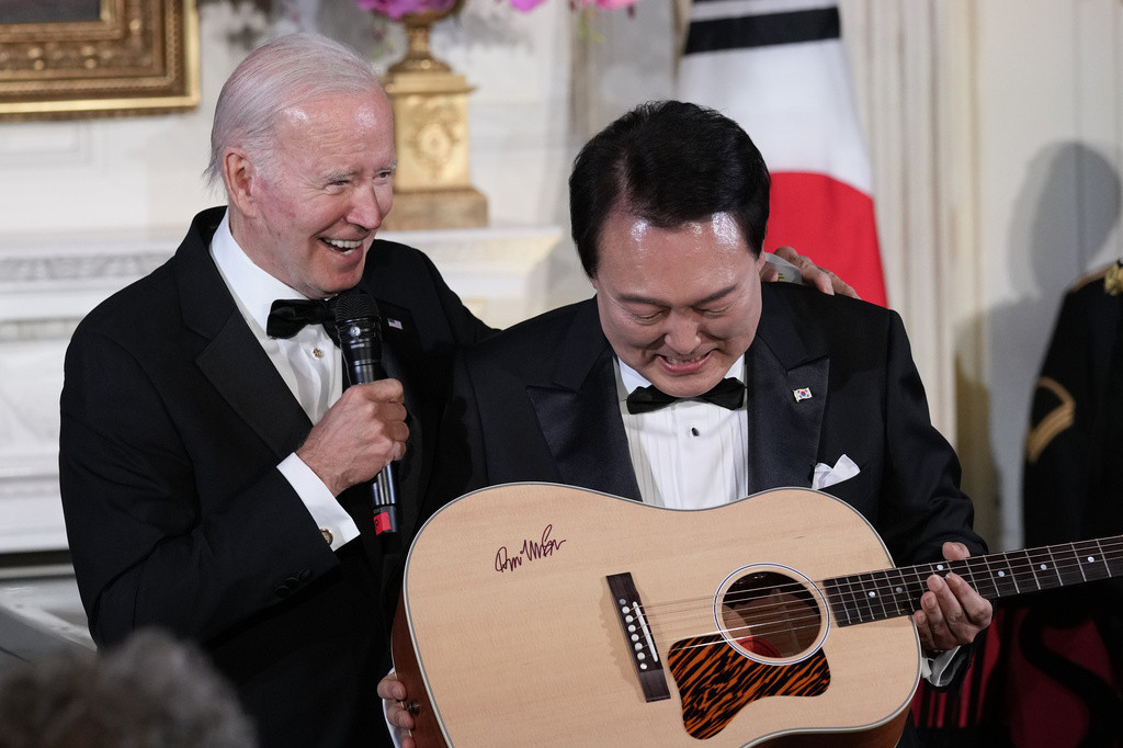 Južnokorejski predsednik iznenadio sve u Beloj kući: Zapevao veliki hit, a onda mu je Bajden poklonio gitaru (VIDEO)