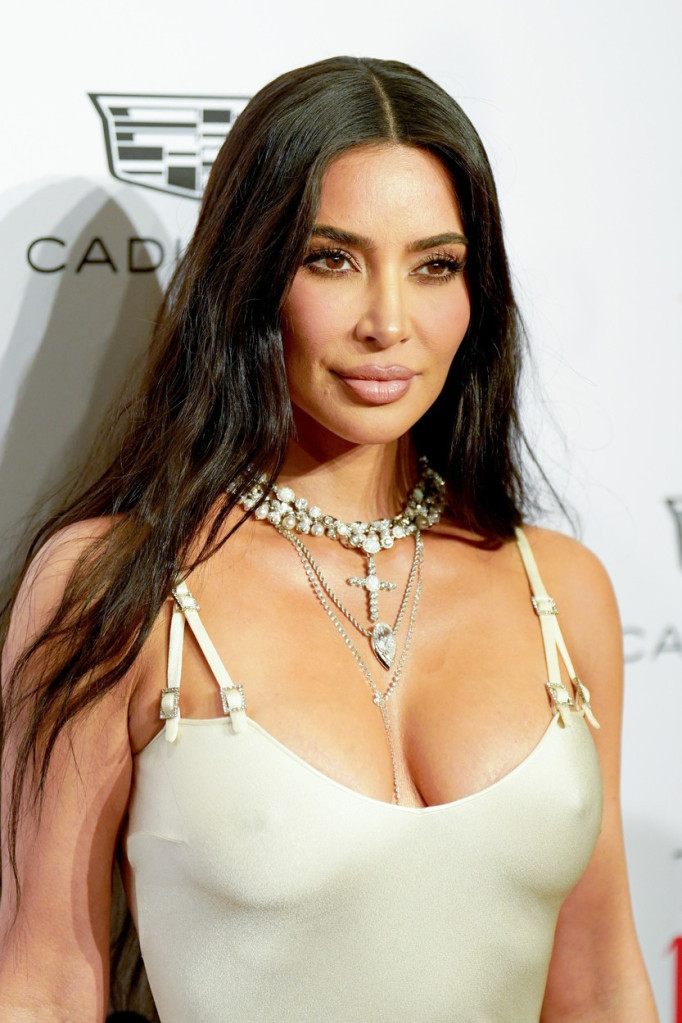 Kim Kardašijan preko dana u odelu nalik na kesu, a uveče u finoj toaleti uz najlepši holivudski par, najseksepilniju ženu sveta i Miju Farou