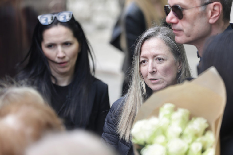 Sestre Saše Vidića slomljene na sahrani: Pustile gorke suze dok im porodica pruža utehu, ne odvajaju se od tetke! (FOTO/VIDEO)