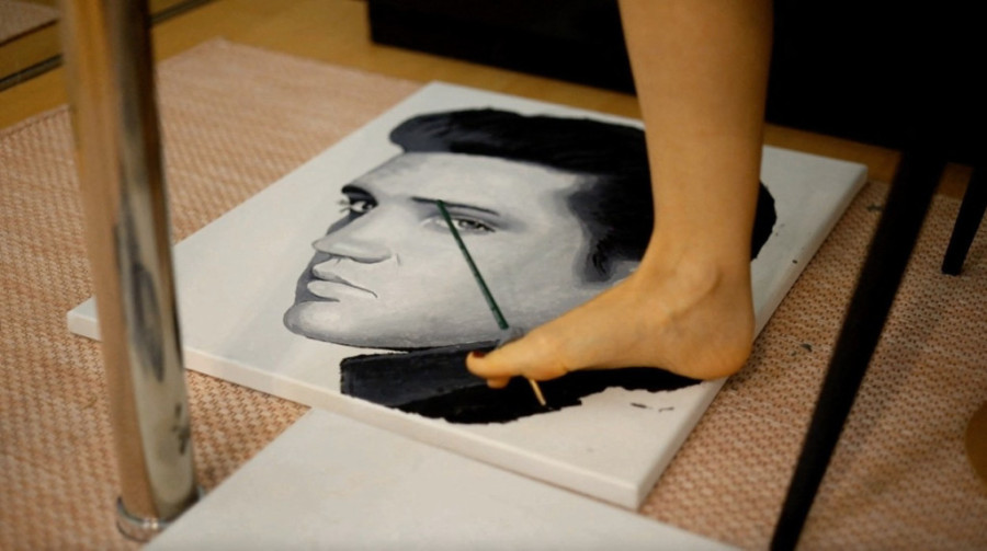 Umetnica koja je šokirala svet: Istovremeno crta osam portreta rukama i nogama (FOTO/VIDEO)