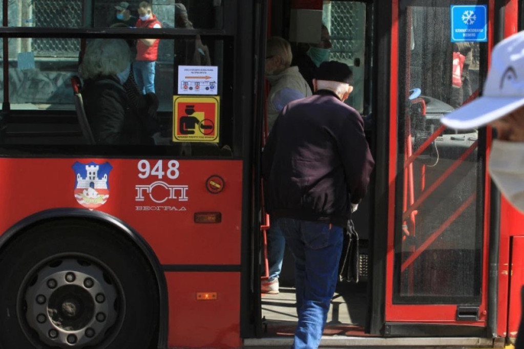 "Rezervisano za nevaljale putnike": Građani zanemeli kad su videli šta je okačeno o šipku u autobusu! (FOTO)