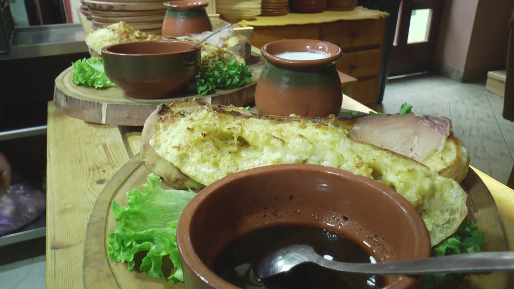 Mora biti žuta, mekana i baš masna: Domaćica Rada otkriva tajnu kako se pravi čuveno jelo zlatiborskog kraja - komplet lepinja (FOTO)