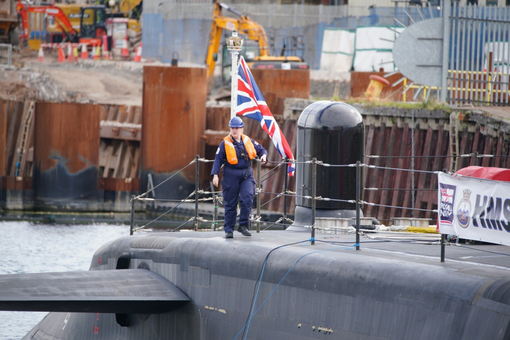 Planovi za britansku nuklearnu podmornicu pronađeni na podu toaleta: Tajni dokumenti ostavljeni u pabu