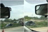 Teška saobraćajna nesreća na Ibarskoj! U sudaru auta i kamiona poginuo muškarac, žena teško povređena (VIDEO)