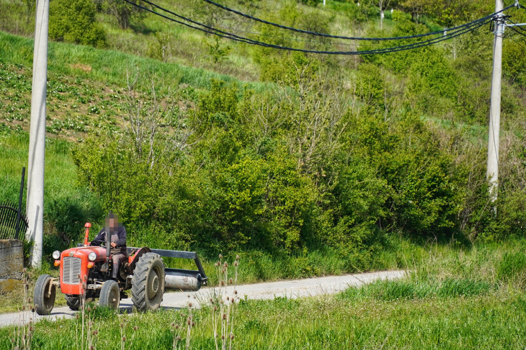 "Ovo samo kod nas ima": Neverovatan snimak iz Vinče - čovek vozi traktor bez točka (VIDEO)