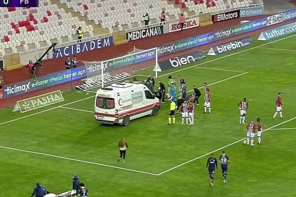 Dramatična scena iz Turske: Fudbaler Fenera nokautiran, igrači bili u šoku! (VIDEO)
