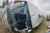 Prve fotografije prevrnutog srpskog autobusa u Mađarskoj: Povređeno 15 ljudi, neke su morali da izvlače (FOTO)