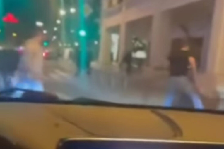 Direktan prenos makljaže nasred ulice u Novom Sadu: Momci se potukli, sevale pesnice i padali po haubama! (VIDEO)