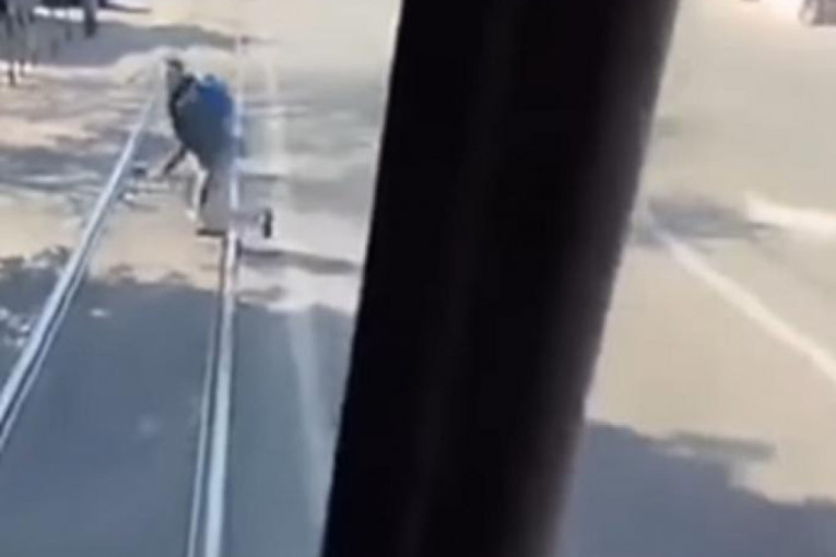 Stravičan snimak iz Beograda: Dva tinejdžera se "zakačila" za tramvaj, pa jedan skočio - neko je mogao da pogine! (VIDEO)