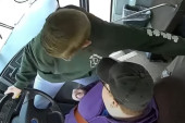 Dečak zaustavio školski autobus kada je vozaču pozlilo: Odmah je skočio i zgrabio volan (VIDEO)