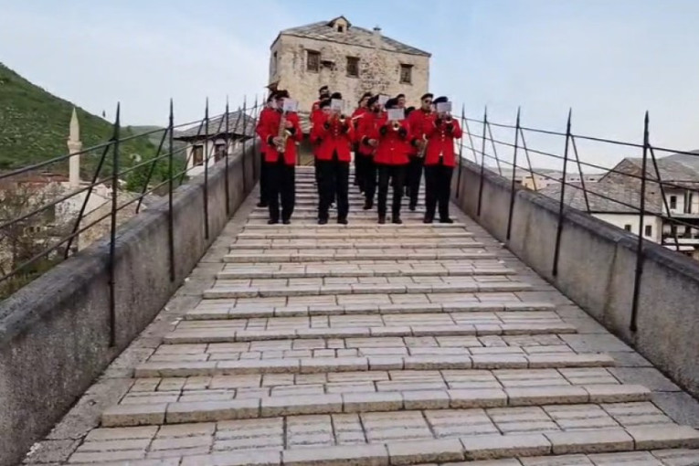 Veselo u Mostaru: Prvomajski uranak počeo uz zvuke trube sa Starog mosta! (VIDEO)