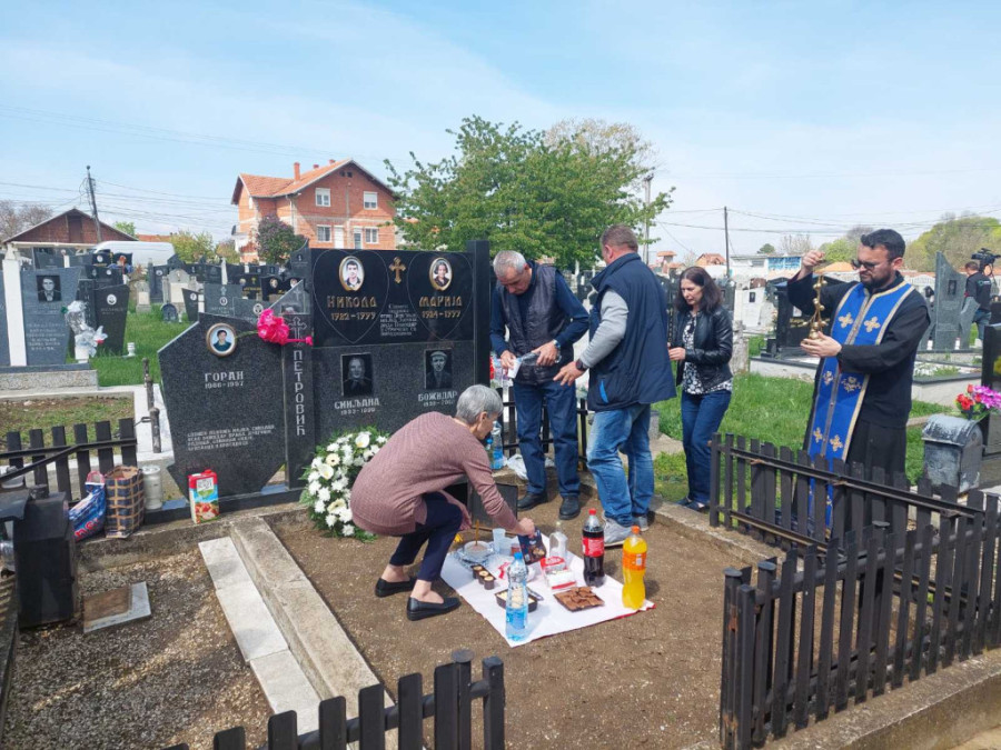 "Živimo silom. Da bismo posećivali grob i brinuli o njemu": Roditelji obeležili godišnjicu stradanja Marije i Nikole u autobusu Niš ekspresa