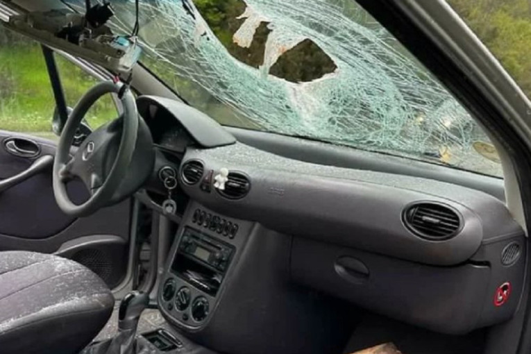 Nezgoda na putu Budva-Tivat: Gvozdena greda probila vetrobransko staklo kamiona - nesreća za dlaku izbegnuta! (FOTO)