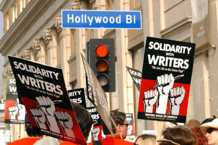 Štrajk u Holivudu: Rade za minimalac, konkurencija im veštačka inteligencija i striming platforme