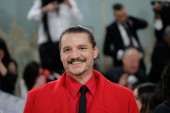 Pedro Paskal je prihvatio rizik i - isplatilo se: Čuveni "internet tatica" se na Met Gali pojavio u kratkom šortsu i crvenom kaputu (FOTO)