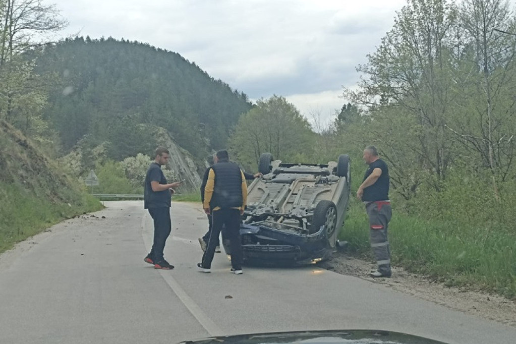 Saobraćajka u klisuri kod Čačka: Automobil se prevrnuo na krov (FOTO)