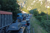 Kolaps na granici između Srbije i Crne Gore: Kilometarske kolone vozila formirane na graničnim prelazima Gostun i Dobrakovo (FOTO)