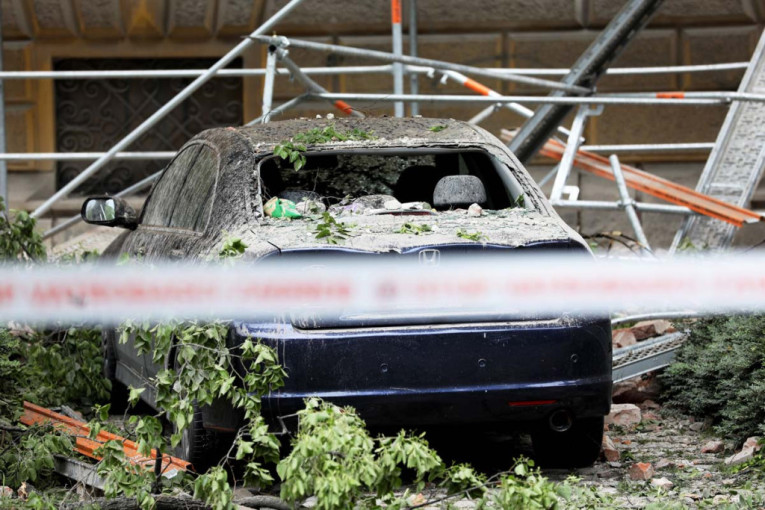 Srušio se zid u centru Zagreba: Uništeno je najmanje šest automobila! (FOTO)