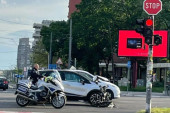 Nezgoda kod Ušća: Motociklista završio ispod automobila! (FOTO)