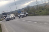 Teška saobraćajka kod Čačka: Dva mladića povređena u direktnom sudaru automobila!