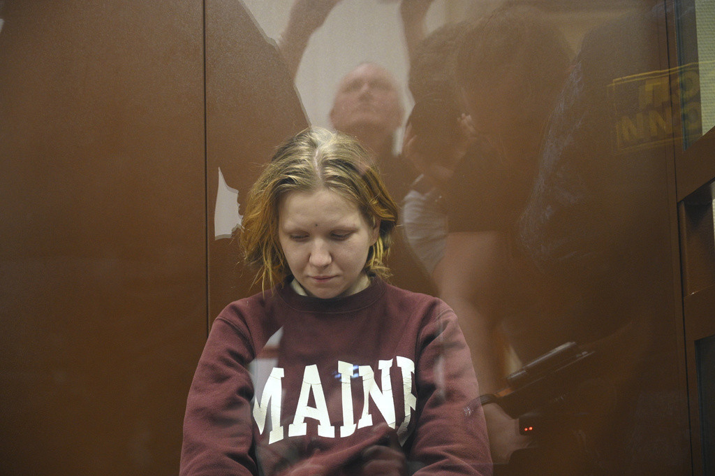 Devojka optužena za ubistvo ruskog blogera tvrdi da su joj smestili: "Više od svega želim da umrem"