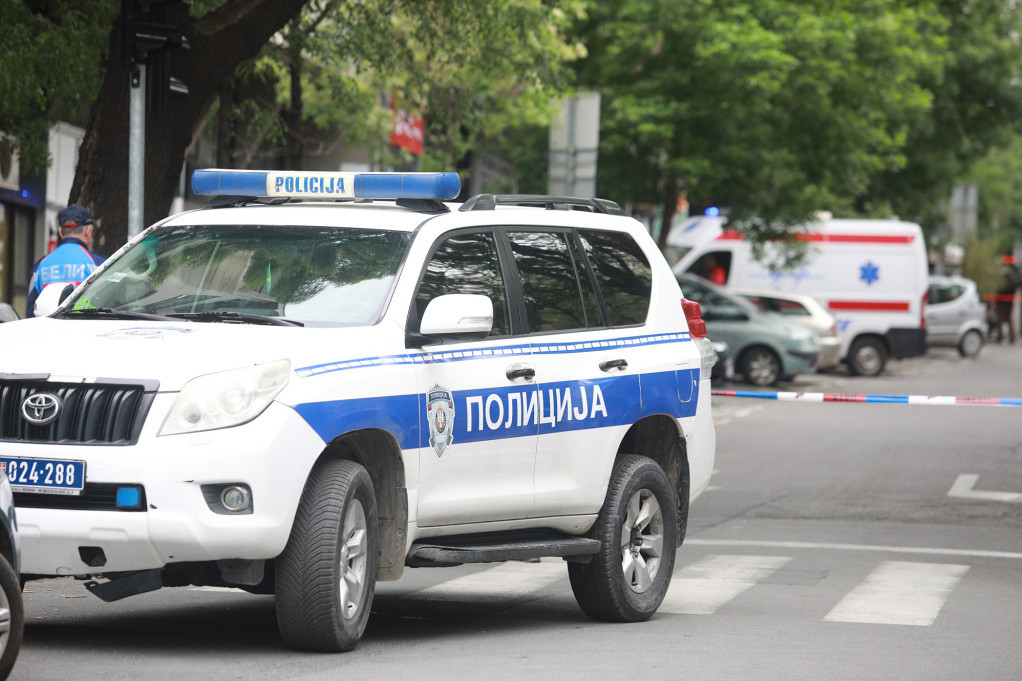 Drama ispred kluba u Novom Beogradu: Bušio gume na automobilu, pokušao da ga zapali, pa nasrnuo na vlasnika vozila!