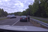 Policajac za dlaku izbegao smrt: Zamalo ga smrskao BMW koji je jurio ka njemu skoro 200 na sat, veštim manevrom izašao nepovređen (VIDEO)