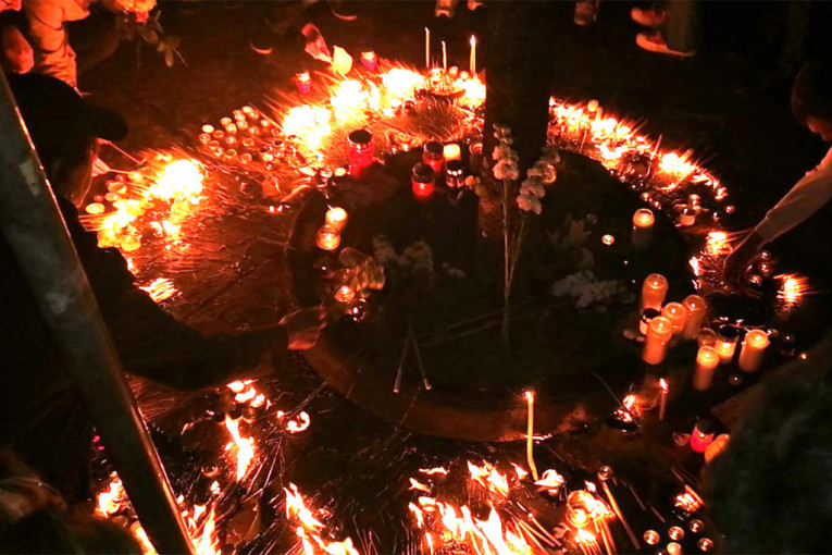 Sveće, plišane zeke i more suza na skupu: Deca i građani tuguju za ubijenim drugarima u školi na Vračaru (FOTO)