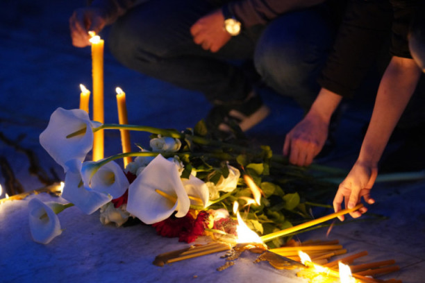 Srbija oplakuje žrtve dva masovna ubistva: Hapšenje u Rumi, incident u Banovićima, oglasilo se Više javno tužilaštvo (FOTO/VIDEO)