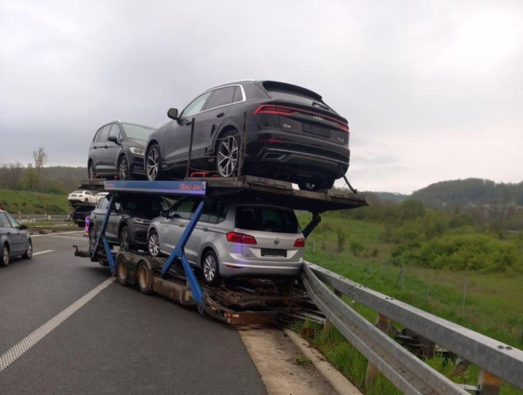 Zamalo izbegnuta tragedija na auto-putu Miloš Veliki: Sa teretnjaka se otkačila prikolica puna automobila i udarila u ogradu!