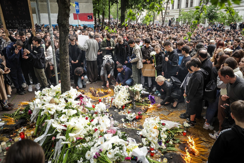 Ovako je protekao prvi dan nove školske godine u "Ribnikaru": Učenici samo pričali sa nastavnicima, a školu čuvalo 9 policajaca