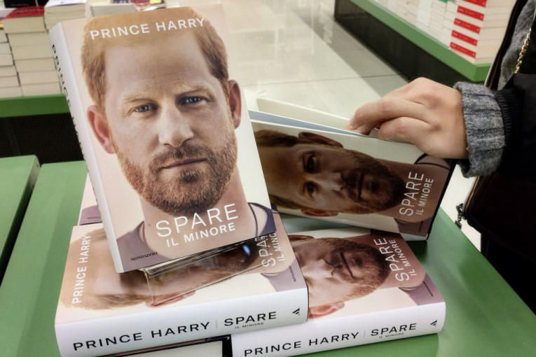U ljudsku krv potopljeno 25 primeraka memoara princa Harija: Svaka knjiga košta 10.000 dolara (FOTO)