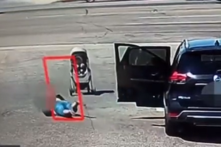 Slučajni prolaznik u zadnji čas spasao bebu: Kolica jurnula ka putu, žena koja ju je čuvala pala i počela da vrišti (VIDEO)