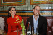 Princ Vilijam i Kejt Midlton uoči krunisanja kralja Čarlsa obilaze London: Svratili i u pab, on popio pivo (FOTO)