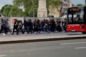 Potresna slika sa beogradskih ulica: Kolona đaka se zaputila ka školi na Vračaru da oda počast ubijenima! (VIDEO)