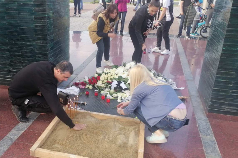 Marko Bulat se poklonio žrtvama! Pretužni crno-beli skup ispred Arene, suze i ne pokušavaju da se sakriju! (FOTO/VIDEO)