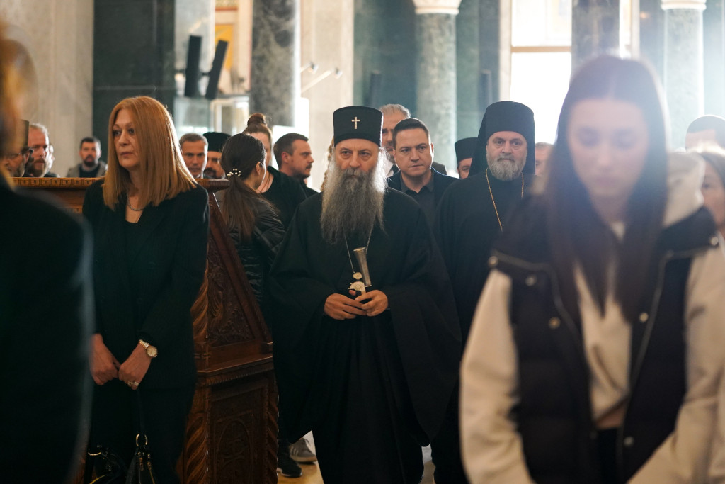 "Za početak da krivicu pronađemo u sebi, užasna je bol ranila našu dušu": Patrijarh Porfirije održao opelo za nastradale učenike i čuvara