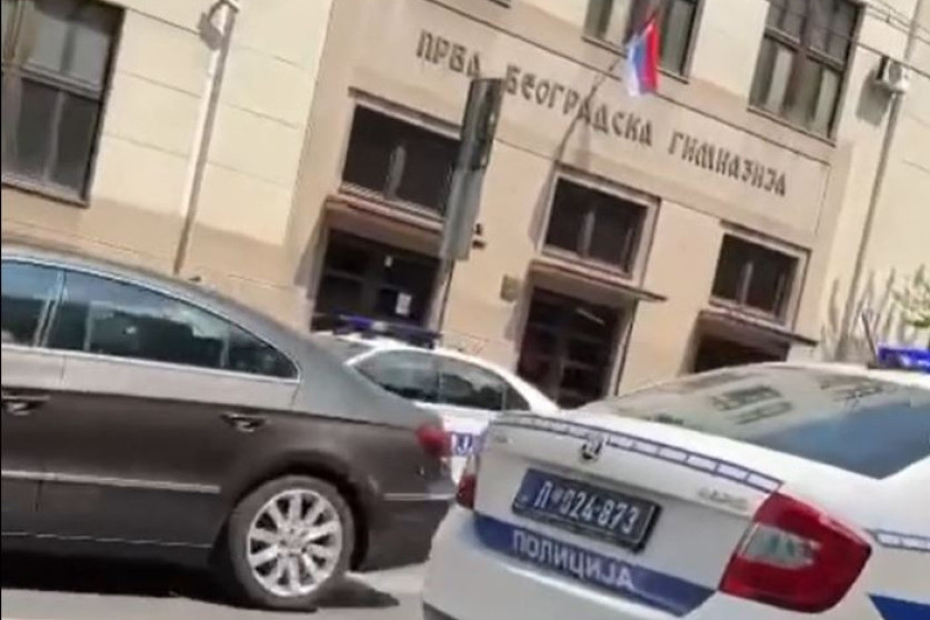 Jak zvuk odjeknuo ispred Prve beogradske gimnazije, ljudi isprepadani: Policija ispituje šta se čulo (FOTO)