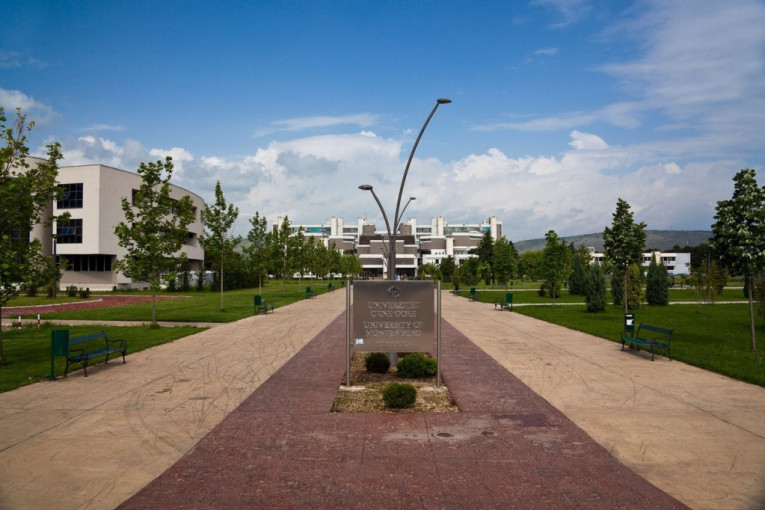 Kakav blam! Na fakultetu u Podgorici pomešali latinicu i ćirilicu, a komentari su urnebesni