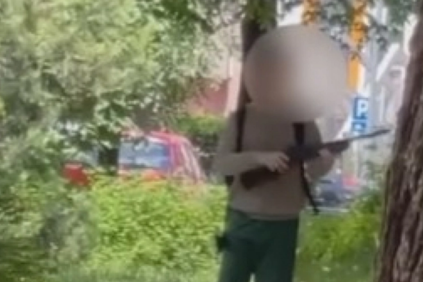 Puška je plastična, a snimak je tendenciozno pušten: Policija rešila situaciju u Novom Sadu (VIDEO)